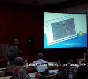 Edy Purnawan bercerita bahwa kini data luas tanam di seluruh Indonesia sudah dikaitkan dengan pencitraan satelit yang bisa diakses kapan saja dan di mana saja, di rumah atau di sawah (Foto:sembada/rori)