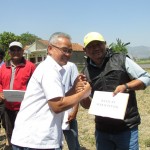 Sekretaris Dinas Pertanian Kab.Bandung Ir Diar Hadi Gusdinar,MSi serahkan bantuan alat mesin pertanian kepada petani (Foto:sembada/rori)