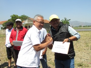 Sekretaris Dinas Pertanian Kab.Bandung Ir Diar Hadi Gusdinar,MSi serahkan bantuan alat mesin pertanian kepada petani (Foto:sembada/rori)