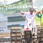 Ugi Sugiharto mencoba traktor tangan (roda dua) pada percepatan pengolahan tanah untuk tanam padi di musim kemarau (Foto:sembada/rori)