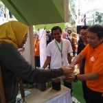 Managing Director Arla Indofood Ciptadi (kanan) bersama Perwakilan AOI Arief (tengah) didampingi Ariyanto (tengah) menerima bahan makanan organik dari pihak OKPO (Foto:sembada/henry)
