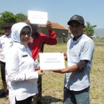 Kepala Bidang Tanaman Pangan, Dinas Pertanian Kab.Bandung Ir ID Kania menyerahkan bantuan kepada anggota kelompok tani (Foto:sembada/rori)