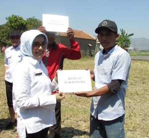Kepala Bidang Tanaman Pangan, Dinas Pertanian Kab.Bandung Ir ID Kania menyerahkan bantuan kepada anggota kelompok tani (Foto:sembada/rori)
