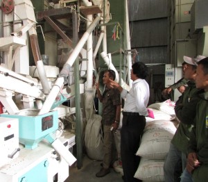 Mesin giling padi setelah gabah dikeringkan dengan kemampuan 1 ton beras per jam (Foto:sembada/rori)