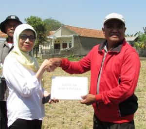 Petani menerima bantuan benih dari Staf Dinas Pertanian Prov.Jabar (Foto:sembada/rori)