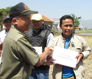 Camat Bale Endah Asep Tajudin serahkan bantuan kepada petani (Foto:sembada/rori)