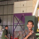 Kepala Bidang Tanaman Pangan Dinas Pertanian dan Ketahanan Pangan Kab.Ciamis Ir Budiawan dengan latar belakang mesin pengemas setelah beras diputihkan (Foto:sembada/rori)