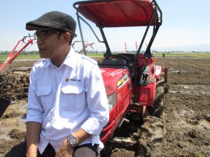 Ugi Sugiharto menceritakan kebutuhan be be em untuk traktor dan pompa akan diganti kalau petani sanggup mengolah lahan kering kerontang dalam 10 hari untuk luasan 120 ha (Foto:sembada/rori)