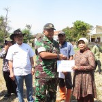Komandan Koramil Kapten Ujang Mulyana serahkan bantuan pompa (Foto:sembada/rori)