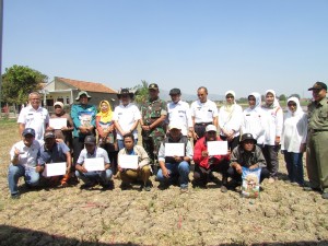 Para petani penerima bantuan bersama para pejabat yang menyerahkan bantuan benih dan mesin pertanian termasuk pompa (Foto:sembada/rori)