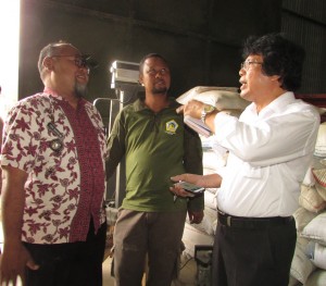 Kepala Desa Sukasari Iyon Zainitriono (kiri), Pengelola SP3T Darma Usaha Sukasari Asep Kurniawan dan Henry Supardi (Foto:sembada/rori)