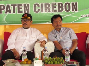 Bupati Kabupaten Cirebon Drs Imron,MAg (kiri) (kiri) bersama Koordinator Upsus Padi Jagung Kedelai Kementerian Pertanian Wilayah Kab.Cirebon Dr Ir Maman Suherman (Foto:sembada/rori)