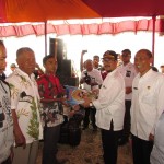 Didampingi Kepala Dinas Pertanian Kab.Cirebon Dr Ir Ali Efendi,MM (kanan) Bupati Kab.Cirebon menyerahkan bantuan benih untuk percepatan tanam kepada petani (Foto:sembada/rori)