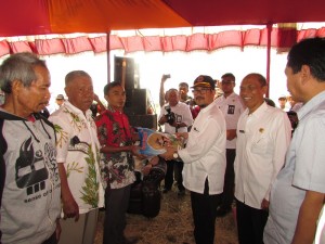 Didampingi Kepala Dinas Pertanian Kab.Cirebon Dr Ir Ali Efendi,MM (kanan) Bupati Kab.Cirebon menyerahkan bantuan benih untuk percepatan tanam kepada petani (Foto:sembada/rori)