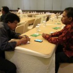 Wartawan Media Pertanian online www.sembadapangan.com Henry Supardi (kanan) bincang dengan Dirjen Tanaman Pangan Dr Ir Suwandi tentang potensi kedelai produk petani Indonesia (Foto:sembada/rori)