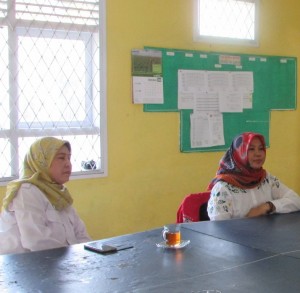 Kepala UPTD Pelayanan Pertanian Ciranjang, Kab.Cianjur Ir Ida Rochida,MP (kiri) dan PPL Rina Suartini (Foto:sembada/rori)