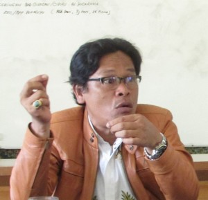 Ketua Gapoktan Desa Nanggala, Kec.Ciranjang, Kab.Cianjur Aceng Alawi mengatakan kemarau menyebabkan panen kedelai mengecewakan (Foto:sembada/rori)