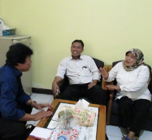 1-Wartawan Medi Pertanian onlne www.sembadapangan.com Henry Supardi (kiri), Kasi PSP Dandan Hendayana,SP (tengah) dan Kabid TP Ir Heni Irianti,MAP (Foto:sembada/rori)