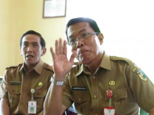 Kepala Seksi Serealia Dinas Tanaman Pangan dan Hortikultura Prov.Kalimantan Selatan Ir Urip Haryadi (kiri) mendampingi Ir Achmad Mustahdi,MM (Foto:sembada/rori)