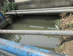 Aliran air makin terhenti di mulut jembatan Jalan Raya Cianjur-Padalarang di Kecamatan Ciranjang ini, sehingga sawah tidak pernah teraliri untuk IP-2 (Foto:sembada/rori)
