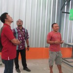 Ketua Keltan Tawakal Saepulloh, AMd (kanan) didampingi Deni Sanjaya,SP (tengah) dan Mulyana,SP (kiri) menjelaskan penyelesaian vertical dryer SP3T di Desa Cibarengkok, Kec.Bojong Picung, Kab.Cianjur (Foto:sembada/rori)