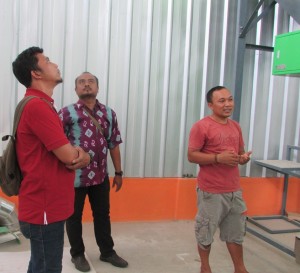 Ketua Keltan Tawakal Saepulloh, AMd (kanan) didampingi Deni Sanjaya,SP (tengah) dan Mulyana,SP (kiri) menjelaskan penyelesaian vertical dryer SP3T di Desa Cibarengkok, Kec.Bojong Picung, Kab.Cianjur (Foto:sembada/rori)