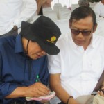 Wartawan Media Pertanian online www.sebadapangan.com Henry Supardi (kanan) dan Suprihartono bincang tentang keunggulan sorgum Bioguma temuannya (Foto:sembada/rori)