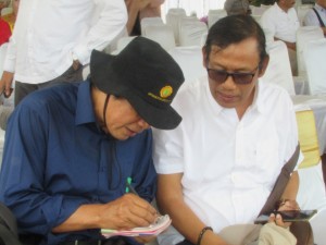 Wartawan Media Pertanian online www.sebadapangan.com Henry Supardi (kanan) dan Suprihartono bincang tentang keunggulan sorgum Bioguma temuannya (Foto:sembada/rori)