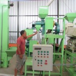 Menurut Saepul pada unit mesin ini beras diolah agar siap konsumsi dan siap masuk pasar pada unit ini (Foto:sembada/rori)