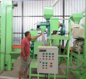 Menurut Saepul pada unit mesin ini beras diolah agar siap konsumsi dan siap masuk pasar pada unit ini (Foto:sembada/rori)