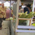 Seorang staf bagian operasi PT Paya Pinang  jelaskan sari pati batang sorgum bisa diolah untuk menuman sehat, gula dan pakan ternak (Foto:sembada/rori)