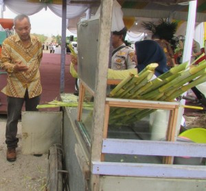 Seorang staf bagian operasi PT Paya Pinang  jelaskan sari pati batang sorgum bisa diolah untuk menuman sehat, gula dan pakan ternak (Foto:sembada/rori)