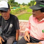Ketua Kelompok Tani Sri Mukti III Bais kepada Wartawan Media Pertanian online www.sembadapangan.com Henry Supardi bercerita beberapa petani akan melanjutkan menanam dengan cara TABELA (Foto:sembada/rori)