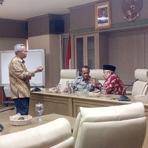 Ketua Umum Perpadi Ir Sutarto Alimoeso (kanan) didampingi Pengurus Perpadi Ir Burhanuddin (kiri) bincang dengan Kepala badan Ketahanan Pangan Dr Agung Hendriadi sebelum penandatanganan nota kesepahaman di Ruang Pertemuan BKP, Ragunan Jakarta (Foto:sembada/henry)
