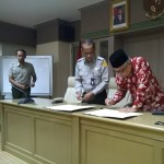 Kepala Badan Ketahanan Pangan, Kementan Dr Agung Hendriadi dan Ketua Umum Perpadi Ir Sutarto Alimoeso tandatangani kesepakatan disaksikan unsur staf dan pengurus kedua pihak (Foto:sembada/henry)