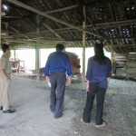 Peralatan olah seadanya ditinjau oleh Kepala Bidang Tanaman Pangan dan Hortikultura Dinas Pertanian Kab.Pemalang Prayitno,SHut (kiri) bersama petani Chadist (kanan)  (Foto:sembada/rori)