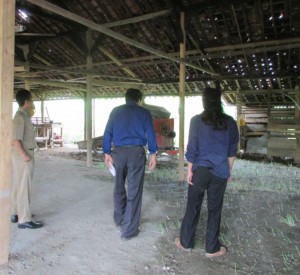 Peralatan olah seadanya ditinjau oleh Kepala Bidang Tanaman Pangan dan Hortikultura Dinas Pertanian Kab.Pemalang Prayitno,SHut (kiri) bersama petani Chadist (kanan)  (Foto:sembada/rori)