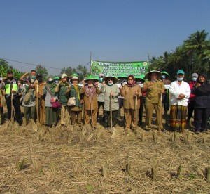 Bersemangat seusai menanam benih kacang hijau bersama para petani yang tergabung di Kelompok Tani Cirata pimpinan Machpudin, kanan berkemeja putih bersarung (Foto:sembada/rori)