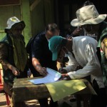 Ketua Kelompok Tani Cirata Machpudin (kemeja putih) disaksikan Koordinator Penyuluh Kec.Karang Tengah Abdul Sidik (kanan bertopi) menandatangani nota kesepahaman pembelian-penjualan hasil panen petani (Foto:sembada/rori)