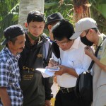 Wartawan Media Pertanian online www.sembadapangan.com Henry Supardi bincang dengan Ketua Kelompok Tani Pasir Angin Desa Muara Cikadu Ajudin (kiri) disaksikan para penyuluh (Foto:sembada/rori)
