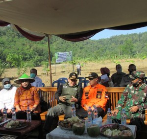 Dari kiri ke kanan, Ir Rahayu Dwikorawati,MM, Ir Lily Kartika,MP, Kadinas Pertanian Kab.Cianjur Mamad Nano, SP,MP, Joko Purnomo,STP dan Kapt.Mustopa (Foto:sembada/rori)