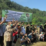 Para petani Desa Muara Cikadu berbaur dengan para Muspika Sindang Barang dan para pejabat dari Pusat, provinsi serta kabupaten seusai menerima bantuan (Foto:sembada/rori)