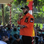 Camat Kecamatan Sindang Barang Joko Purnomo,STP (baju oranye) mengatakan kehadiran pemerintah di tengah para petani dengan memberikan bantuan agar dijaga dan dirawat sehingga bermanfaat secara maksimal (Foto:sembada/rori)
