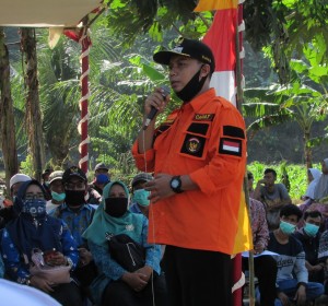 Camat Kecamatan Sindang Barang Joko Purnomo,STP (baju oranye) mengatakan kehadiran pemerintah di tengah para petani dengan memberikan bantuan agar dijaga dan dirawat sehingga bermanfaat secara maksimal (Foto:sembada/rori)