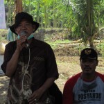 Ketua Gapoktan Harapan Mekar Mukti Herman (kiri) berterima kasih kepada pemerintah karena petani desanya diperhatikan dengan memberi bantuan (Foto:sembada/rori)