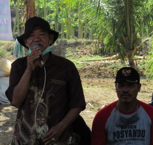Ketua Gapoktan Harapan Mekar Mukti Herman (kiri) berterima kasih kepada pemerintah karena petani desanya diperhatikan dengan memberi bantuan (Foto:sembada/rori)