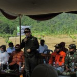 Kepala Dinas Pertanian Kabupaten Cianjur Mamad Nano, SP,MP (berdiri) menegaskan bahwa bantuan pemerintah melalui APBN harus bisa meningkatkan taraf hidup para petani khususnya di Desa Muara Cikadu (Foto:sembada/rori)
