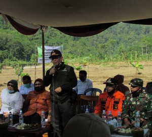 Kepala Dinas Pertanian Kabupaten Cianjur Mamad Nano, SP,MP (berdiri) menegaskan bahwa bantuan pemerintah melalui APBN harus bisa meningkatkan taraf hidup para petani khususnya di Desa Muara Cikadu (Foto:sembada/rori)