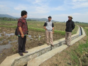 Penyuluh Tanaman Pangan Kec.Bojong Picung Dadi Darisman,SP (kanan) kepada Wartawan Media Pertanian online www.sembadapangan.com Henry Supardi (kiri) menjelaskan telah mengedukasi petani tentang kemungkinan kekeringan tahun ini. (Foto:sembada/rori)
