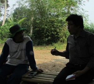 Wartawan Media Pertanian online www.sembadapangan.com Henry Supardi (kanan) bincang dengan Ikin Sodikin tentang minat petani tanam padi (Foto:sembada/rori)